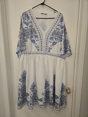 Size 22 - 24 Plus White & Blue V-Neck Floral Print V Neck Midi Dress